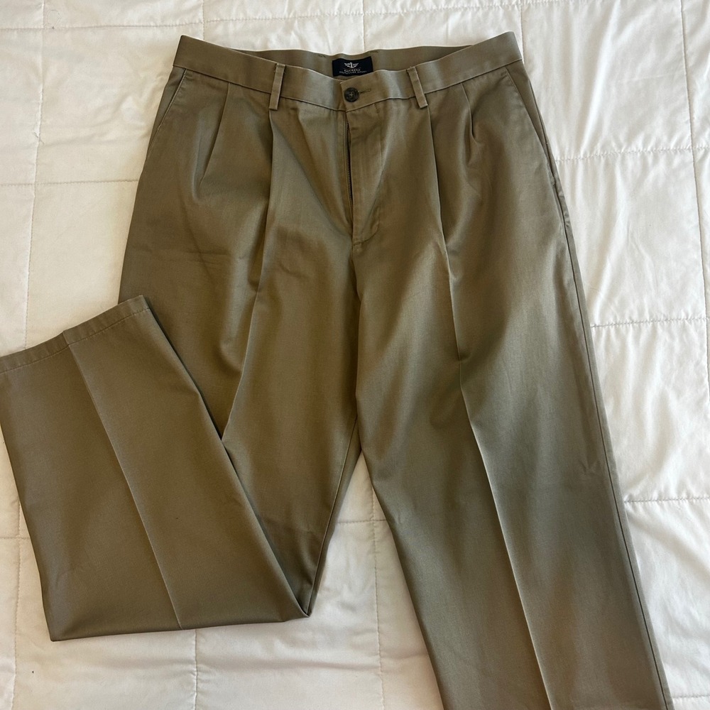 Mens Dockers Signature D4 Khaki Relaxed Fit Pleated Pants 36x34(33) Dark brown